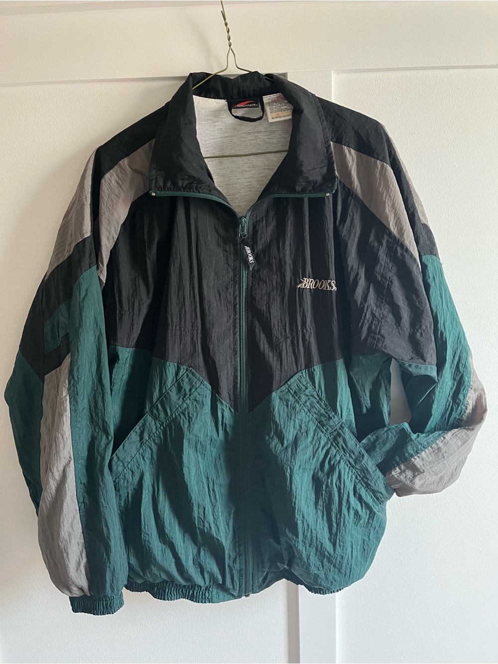 Brooks Men’s Colorblock Windbreaker in Teal, Black & Gray size S
